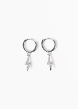 Par de aros dorados tipo argolla con incrustaciones de circonitas y dije colgante de rayo con circonitas.