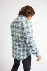 Camisa de viyela a cuadros color ladrillo, azul y blanco, de corte slim fit, manga larga, con bolsillo en el pecho y logo bordado.