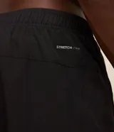 Bermuda deportiva Get Over para hombre, en color marrón, con cintura elástica, cordón de ajuste y bolsillos con cierre. Cuenta con tecnología Laser Cut en los laterales para mayor transpirabilidad.