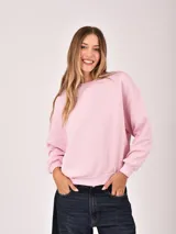 Buzo rosa de cuello redondo, manga larga y puños y dobladillo elásticos.