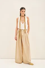 Pantalon de corte recto y amplio, confeccionado en algodon. Presenta pinzas en el delantero, bolsillos laterales y un lazo ajustable en la cintura con elastico en la parte trasera para un mejor calce.