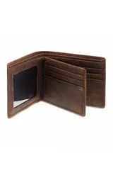 Billetera de cuero marrón con diseño clásico desplegable, múltiples ranuras para tarjetas y compartimento con visor transparente para documentos.