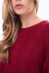 Buzo tejido de punto con diseño de trenzas, color negro, de corte holgado, cuello redondo y mangas largas.