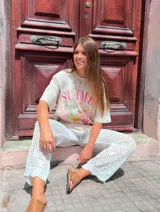 Remerón beige con estampado de texto "Summer" en rosa y dibujo de un trago.