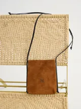 Bandolera marrón de cuero gamuzado con correa larga de cuero negro y logo estampado.