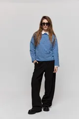 Pantalón sastrero de pierna amplia, color negro, con tiro medio, cintura con pasacintos, cierre frontal con botón y cremallera, bolsillos laterales y bolsillos ojal decorativos en la parte posterior.