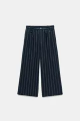 Pantalón de tiro medio confeccionado en mezcla de lino, con diseño de rayas verticales. Presenta cintura con trabillas, bolsillos laterales, pinzas en el delantero y cierre frontal con cremallera y botón.