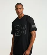 Remera deportiva negra de poliéster con cuello en V, mangas cortas y estampado frontal con el número 25 y el nombre del equipo NFL Giants en blanco.