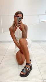 Sandalias negras de cuero con plataforma y hebillas plateadas.