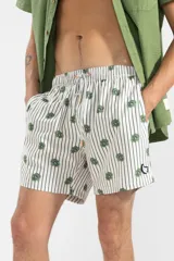 Short de baño blanco con rayas verticales finas color verde oliva y estampado de flores de sol en verde oliva.