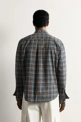 Camisa relaxed fit de algodón con diseño de cuadros en tonos azules, amarillos y naranjas. Cuenta con cuello solapa abotonada, manga larga con puño abotonado y cierre frontal de botones.