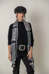 Pañuelo rectangular de viscosa estampada con diseño que combina animal print, pata de gallo y bloques de color.