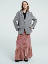 Blazer gris con solapas y un botón.