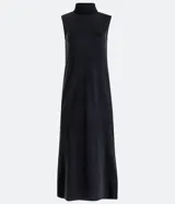Vestido midi negro de suedine, sin mangas, con cuello alto acanalado y aberturas laterales.