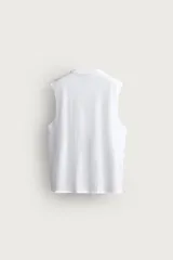 Camiseta tank de punto de algodón, color negro, de corte relaxed fit con cuello redondo, manga sisa y acabados irregulares.