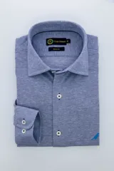 Camisa celeste con textura, corte slim fit, cuello italiano y manga larga.