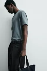 Jersey de algodón de punto, color rosa pálido, con cuello redondo y manga corta, corte relajado.