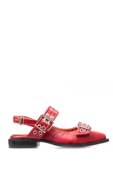 Sandalia roja de cuero con punta semi cuadrada, talón descubierto, hebilla lateral y dos tiras con ojales metálicos.