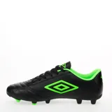 Championes de fútbol Umbro modelo Classico II HG, color negro con detalles en verde neón. Presentan un diseño clásico con costuras en la puntera para mayor control, cierre con cordones y suela con tapones para césped natural firme.