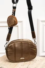 Bandolera color bronce con diseño acolchado, correa de tela regulable en color negro y monedero colgante con estampado de piel de serpiente.