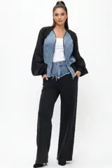 Conjunto compuesto por una chaqueta bomber de estilo híbrido con paneles frontales de denim y mangas de algodón, y un pantalón de jogging de corte recto en color negro.