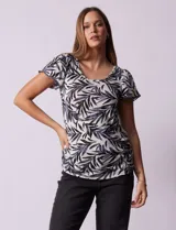 Remera tejida de manga corta con detalle de puntilla en las mangas.