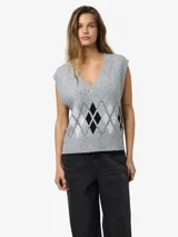 Chaleco tejido sin mangas con escote en V, confeccionado en punto jacquard con diseño de rombos y textura suave de fit regular.