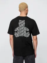 Remera negra de manga corta con cuello redondo. En la espalda presenta un estampado gráfico del oso Brannan de Gap formado por la repetición del texto 'Classic Gap' en color blanco.