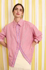 Camisa holgada de popelina de algodón a rayas rojas y blancas, con abertura frontal y detalles de puntilla violeta.