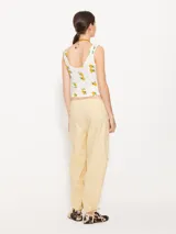 Pantalón cargo color camel confeccionado en poplin asargado. Incluye cuatro bolsillos plaqué con refuerzos triangulares en boca de bolsillo trabajados en hilo a contratono crudo. El ruedo lleva jareta para ajustar y abuchonar con lazo.