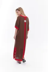 Vestido midi de punto color rojo con detalles en rosado contrastante en cuello, mangas y ruedo. Diseño holgado con mangas cortas y bordado sutil en el pecho.