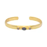 Brazalete rígido dorado con tres piedras incrustadas: una labradorita ovalada en el centro y dos piedras de la luna redondas a los lados.