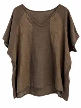 Blusa color marrón chocolate, con escote en V, mangas cortas y diseño holgado. Presenta paneles frontales con sutil bordado tono sobre tono.