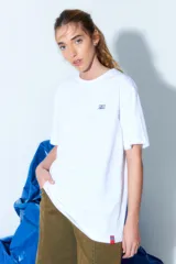 Remera blanca de algodón con cuello redondo y estampado pequeño con la palabra "Soleil" en el pecho.