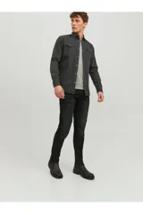 Camisa de denim gris oscuro con cuello clásico, cierre con botones y corte slim.