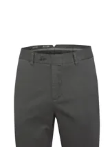 Pantalón chino para hombre de color gris oscuro, confeccionado con algodón y tecnología elástica para mayor movilidad. Presenta corte ajustado, bolsillos laterales y traseros, y cierre frontal con botón y cremallera.