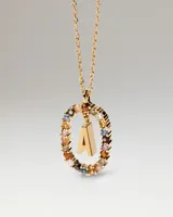 Collar de plata con baño de oro, con una cadena de eslabones y un colgante en forma de óvalo decorado con circonitas multicolor y una letra "A" colgante en el centro.