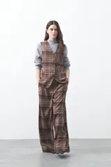 Chaleco de sastrería con estampado de cuadros en tonos tierra, diseño estructurado con escote en V y cierre frontal con botones.