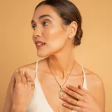 Anillo de oro 9k con diseño de grecas y bandas de circonias incrustadas.