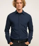 Camisa masculina de manga larga con cuello inglés y cierre frontal abotonado. Confeccionada en tejido de poliamida con tecnología performance, que ofrece elasticidad, secado rápido y resistencia a las arrugas.