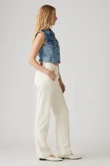 Jeans de corte recto estilo años 90, color blanco roto (ecru), tiro alto y largo completo.