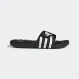 Ojotas Adidas Adissage negras con tres franjas blancas en la tira superior ajustable con velcro. La plantilla cuenta con protuberancias de masaje EVA.