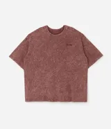 Remera masculina oversized de algodón con acabado desteñido y lavado desgastado de estilo vintage. Presenta cuello redondo de canalé y un pequeño bordado en el pecho con relieve.