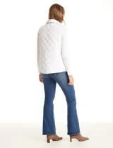 Chaleco reversible marca Weekend Routine. Un lado es de sherpa con estampado a cuadros en tonos rosados y blancos, y el otro lado es capitoneado blanco con diseño de rombos. Cuenta con cuello alto, cierre frontal con broches a presión, bolsillos frontales con solapa y jareta interna en la cintura para ajustar.