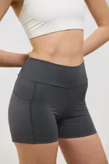 Minishort deportivo de tiro alto con bolsillos laterales, confeccionado en tejido elastizado de compresión media.