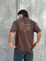 Remera marrón de corte amplio con estampado en la espalda con la palabra 'Perception' y otras frases en color dorado.