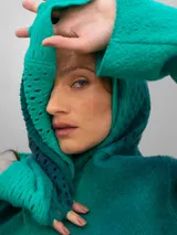 Tapado largo color verde esmeralda de lana merino, con capucha y puños calados.