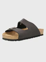 Sandalia Hush Puppies modelo Kano color marrón oscuro, de estilo Birkenstock con doble tira y hebillas metálicas ajustables. Cuenta con plantilla anatómica y suela de goma.