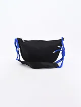 Bandolera negra de tela impermeable con correa de soga azul y detalles metálicos plateados.
