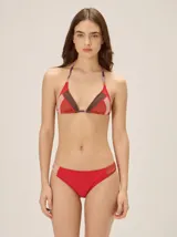 Conjunto de bikini color rojo con diseño de parches texturizados y rayas en los laterales. El corpiño es de corte triangular con tirantes halter multiposición, y la bombacha es de corte clásico.